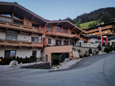Ein allgemeiner Bergblick oder ein Berglick von des Aparthotels aus