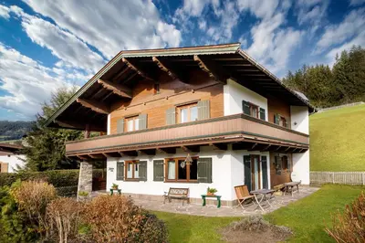 Das Gebäude in dem sich das Ferienhaus befindet