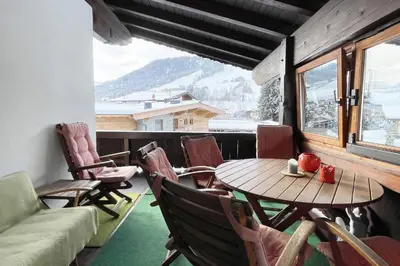 Ein allgemeiner Bergblick oder ein Berglick von des Ferienhauses aus