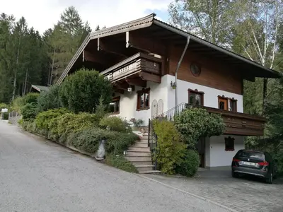 Das Gebäude in dem sich das Ferienhaus befindet