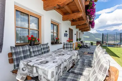 Ein allgemeiner Bergblick oder ein Berglick von der Ferienwohnung aus