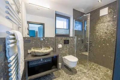 Ein Badezimmer in der Unterkunft Chalet's DAS DORF
