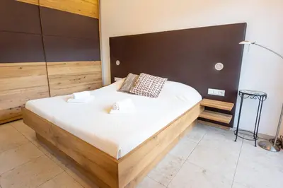 Ein Bett oder Betten in einem Zimmer der Unterkunft Pöllmühle Penthouse by Alpine Host Helpers