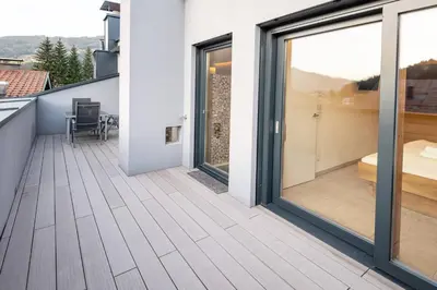 Ein Balkon oder eine Terrasse in der Unterkunft Pöllmühle Penthouse by Alpine Host Helpers