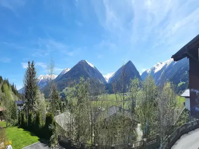Ein allgemeiner Bergblick oder ein Berglick von der Ferienwohnung aus