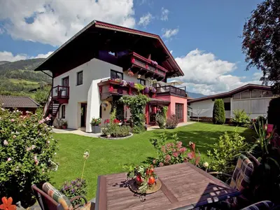 Ein Garten an der Unterkunft Apartment in Bramberg am Wildkogel with balcony
