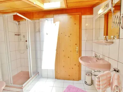 Ein Badezimmer in der Unterkunft Apartment in Bramberg am Wildkogel with balcony