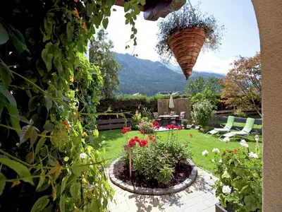 Ein Garten an der Unterkunft Apartment in Bramberg am Wildkogel with balcony
