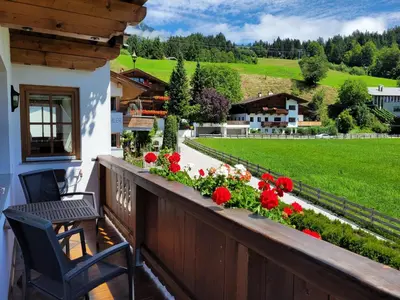 Ein Garten an der Unterkunft Landhaus Tirol