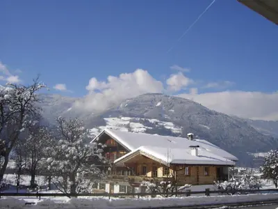 Ein allgemeiner Bergblick oder ein Berglick von des Bauernhofs aus