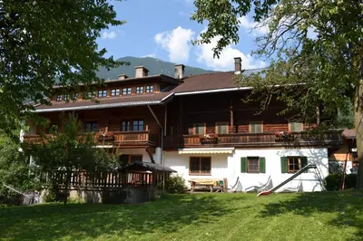 Das Gebäude in dem sich der Bauernhof befindet