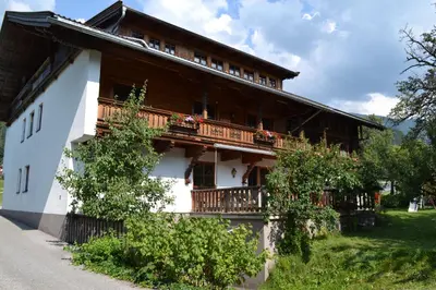 Das Gebäude in dem sich der Bauernhof befindet