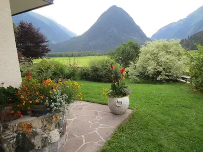 Ein allgemeiner Bergblick oder ein Berglick von der Pension aus