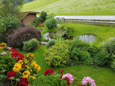 Ein Garten an der Unterkunft Gästehaus Scharler