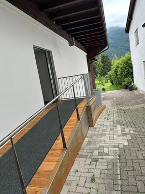 Ein allgemeiner Bergblick oder ein Berglick von des Aparthotels aus