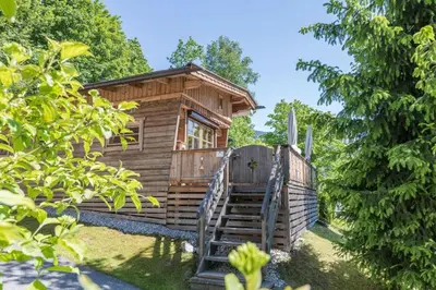 Ein Garten an der Unterkunft Chalet - Direkt am 5 Sterne Campingplatz Aufenfeld im Zillertal mit Hallenbad und Sauna