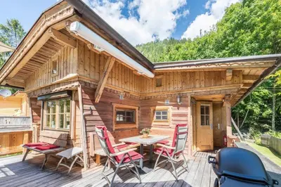 Das Gebäude in dem sich das Ferienhaus befindet