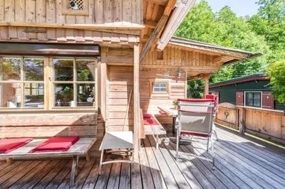 Das Gebäude in dem sich das Ferienhaus befindet