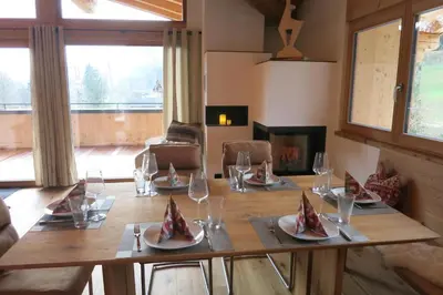 Ein Sitzbereich in der Unterkunft Seebach Chalets
