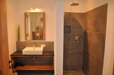 Ein Badezimmer in der Unterkunft Seebach Chalets