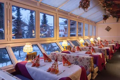 Ein Restaurant oder anderes Speiselokal in der Unterkunft Hotel Sportalm
