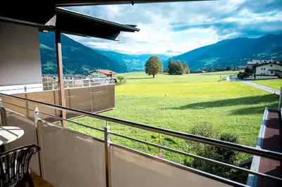 Ein allgemeiner Bergblick oder ein Berglick von der Ferienwohnung aus