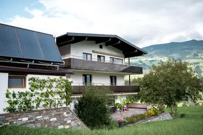 Ein allgemeiner Bergblick oder ein Berglick von der Ferienwohnung aus