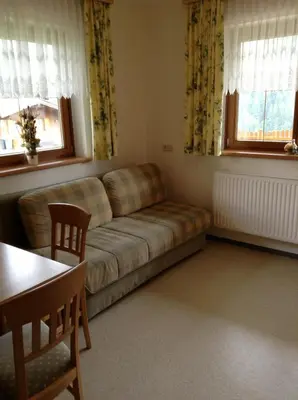 Ein Sitzbereich in der Unterkunft Haus Zirmblick
