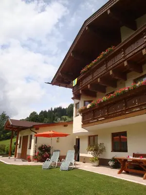 Ein Garten an der Unterkunft Haus Zirmblick