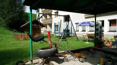 Ein Garten an der Unterkunft Haus am Wildbach