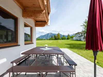 Ein allgemeiner Bergblick oder ein Berglick von des Ferienhauses aus