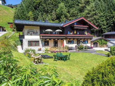 Ein Garten an der Unterkunft Apartments Salzburgerhof
