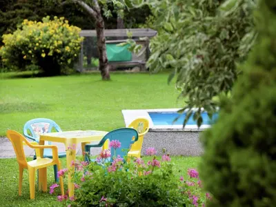 Ein Garten an der Unterkunft Alluring Apartment with Swimming Pool in Waidring Tyrol