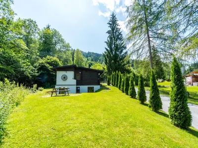 Ein Garten an der Unterkunft Chalet in Wörgl near Ski Bus Stop