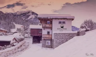 Ein allgemeiner Bergblick oder ein Berglick von des Aparthotels aus