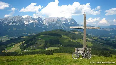Ein allgemeiner Bergblick oder ein Berglick von des Aparthotels aus