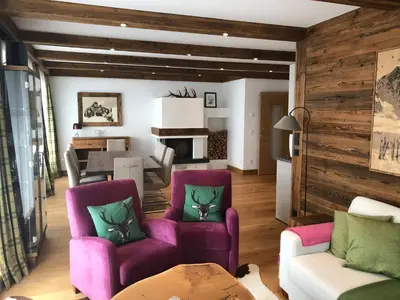 Ein Sitzbereich in der Unterkunft The LODGE, Saalbach