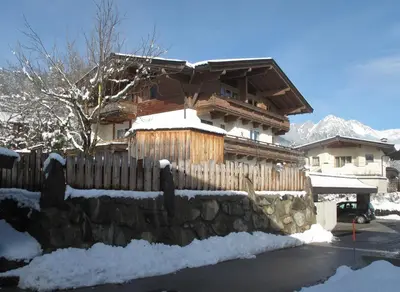 Das Gebäude in dem sich die Ferienwohnung befindet