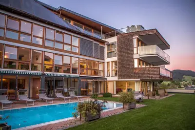 Der Swimmingpool an oder in der Nähe von ZUM MARTIN SEPP Appartements im Martinshof