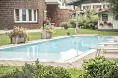 Der Swimmingpool an oder in der Nähe von ZUM MARTIN SEPP Appartements im Martinshof