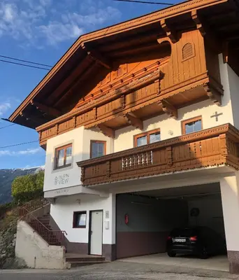 Das Gebäude in dem sich das Ferienhaus befindet
