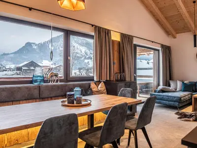 Ein allgemeiner Bergblick oder ein Berglick von des Ferienhauses aus