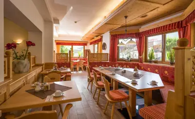 Ein Restaurant oder anderes Speiselokal in der Unterkunft Hotel Garni Klocker