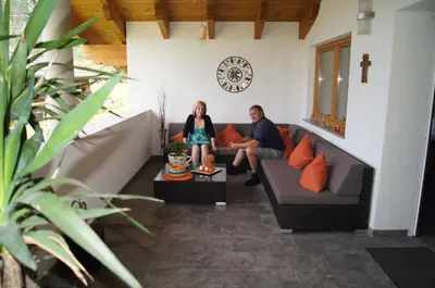 Ein Sitzbereich in der Unterkunft Apparthotel Stoanerhof