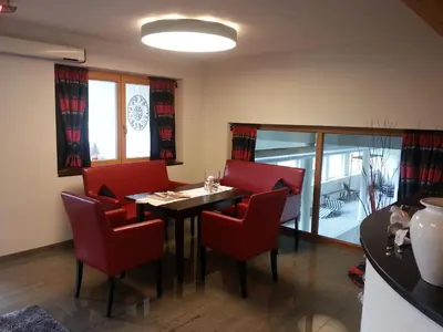 Ein Sitzbereich in der Unterkunft Apparthotel Stoanerhof