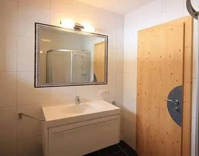 Ein Badezimmer in der Unterkunft Apparthotel Stoanerhof
