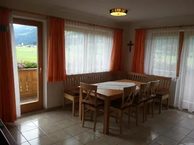 Ein Sitzbereich in der Unterkunft Apparthotel Stoanerhof