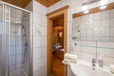 Ein Badezimmer in der Unterkunft Ferienwohnung - Schmirnerhof