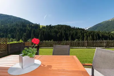 Ein allgemeiner Bergblick oder ein Berglick von der Ferienwohnung aus