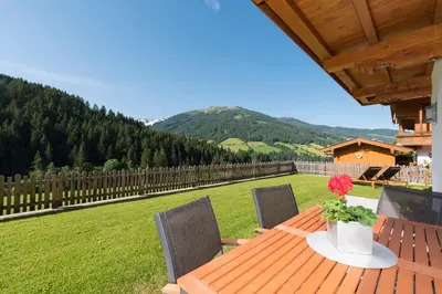 Ein allgemeiner Bergblick oder ein Berglick von der Ferienwohnung aus
